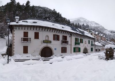 Panoramica albergue exterior nieve